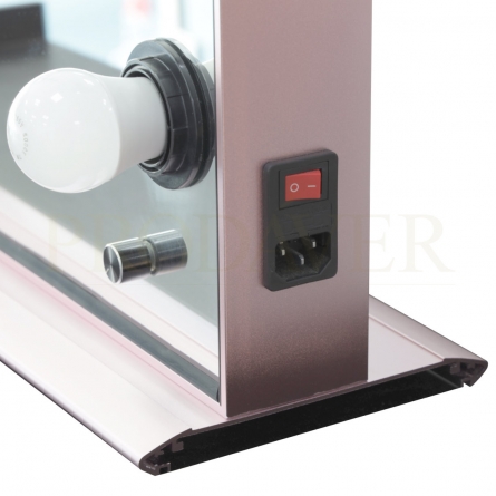 Detalhe da ligação elétrica e regulação da intensidade da luz.