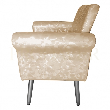 Vista lateral da poltrona dourada. Side view of the golden armchair.