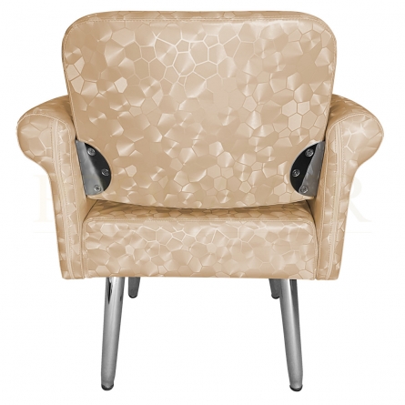 Vista da parte de trás da poltrona dourada. View of the back of the golden armchair.